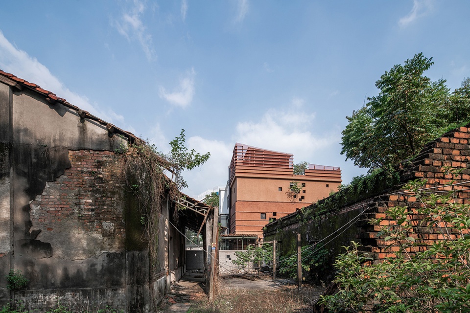 51 voids of de hostel by studio apl