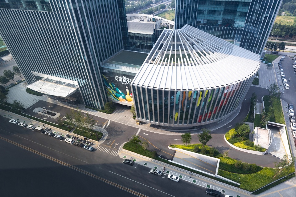 Beijing Lize PingAn Fortune Center, China by OneScape - 谷德设计网