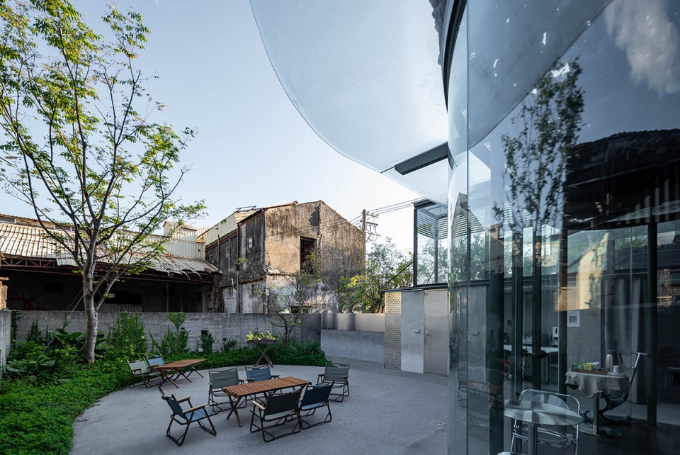 51 voids of de hostel by studio apl