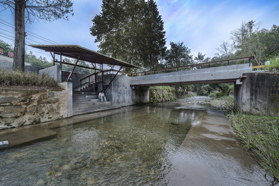 upgrading and renovation of public waterfront space in niujiaochong village huoshan county anhui province by fu yingbin