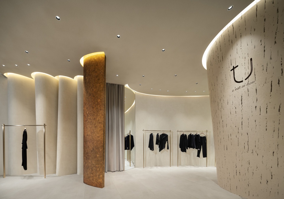 TU Crystal Plaza Store Shanghai by Tens Atelier