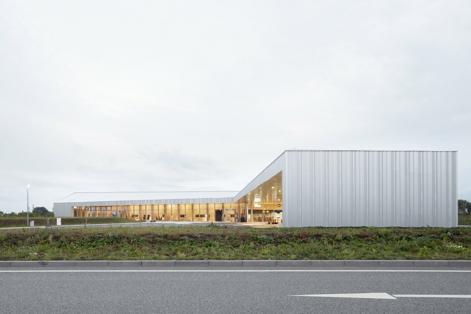 leubinger furstenhugel service station by mono architekten