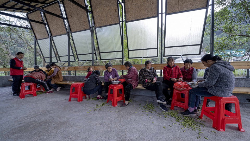 upgrading and renovation of public waterfront space in niujiaochong village huoshan county anhui province by fu yingbin