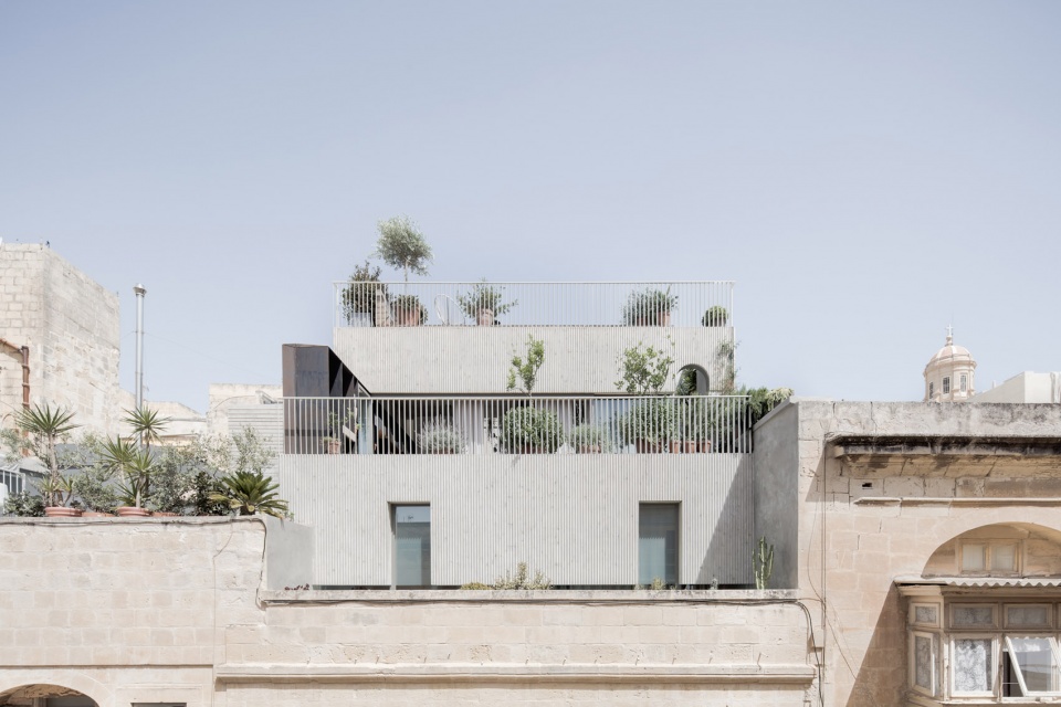 casa bottega by chris briffa architects
