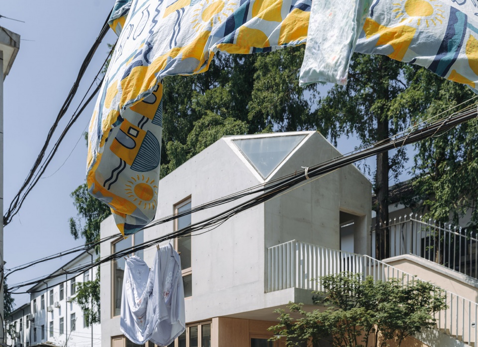 the pavilion a community house nearby huangpu river by viascape design