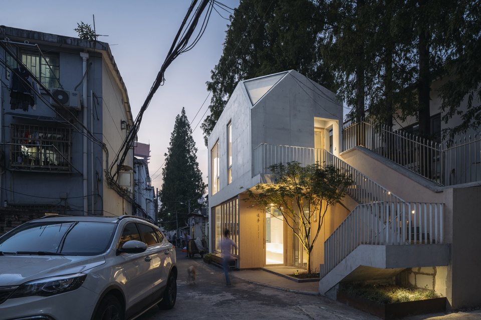 the pavilion a community house nearby huangpu river by viascape design
