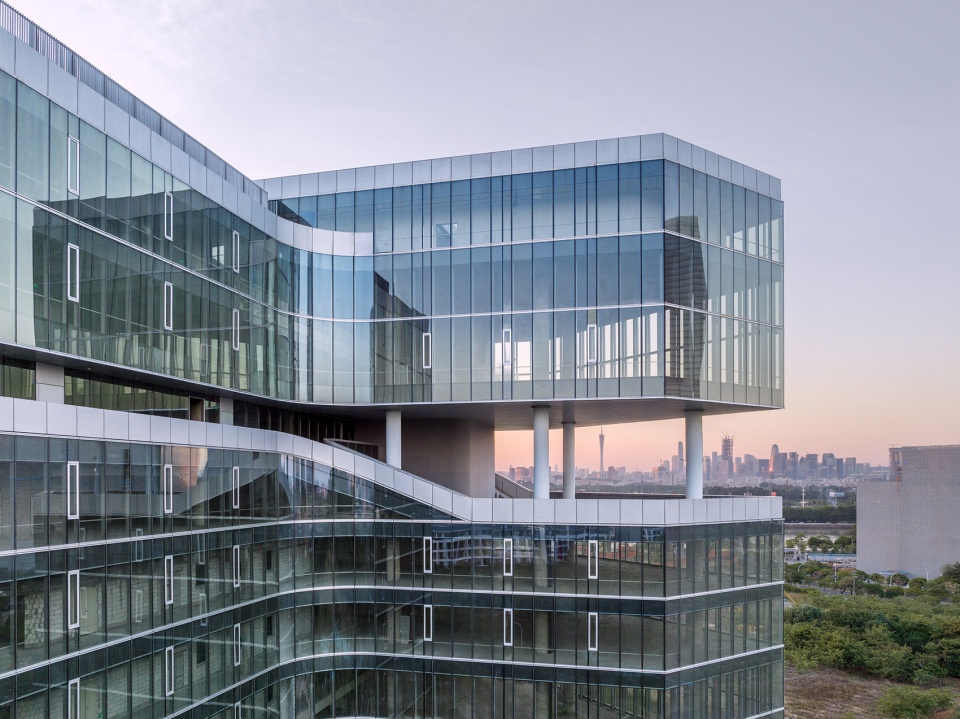 innovation center for high performance medical devices by henn