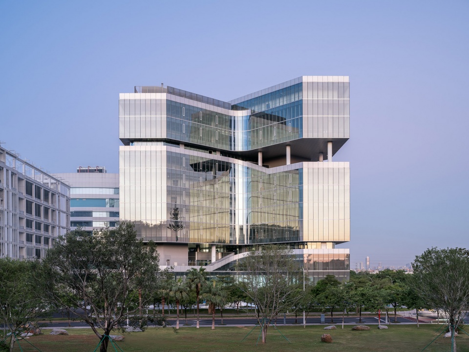 innovation center for high performance medical devices by henn