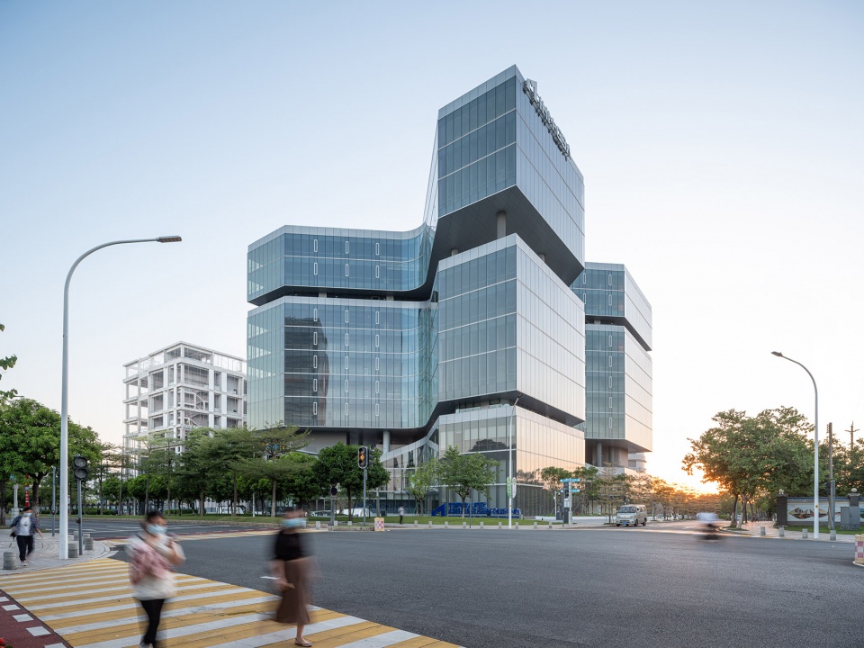 innovation center for high performance medical devices by henn