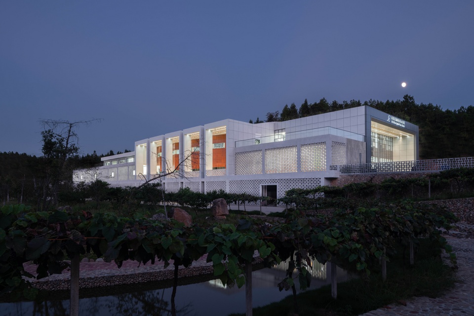 Chunqiu Cimingzhu Winery China by BE Design