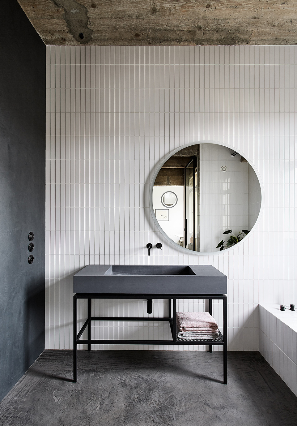 Letn Apartment By Mark ta Bromov Architekti 