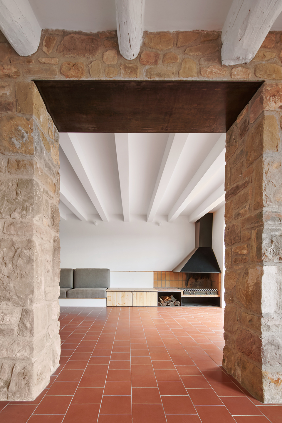 108era-renovation-of-a-farmhouse-in-granera-by-vallribera-noray
