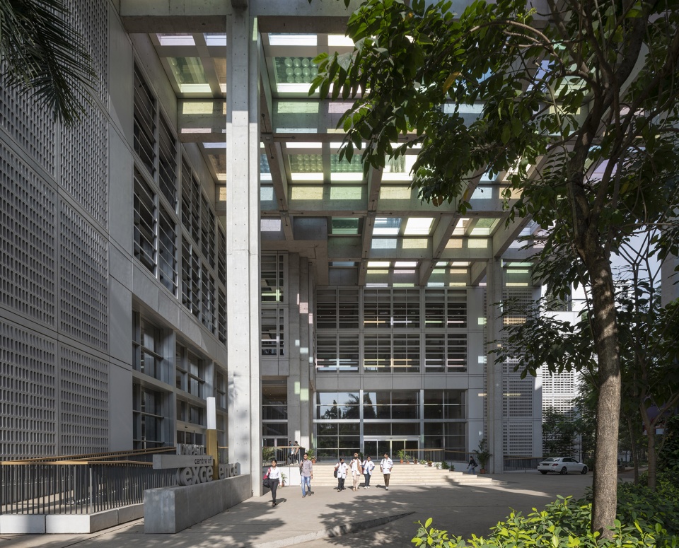 dy patil university centre of excellence by foster partners