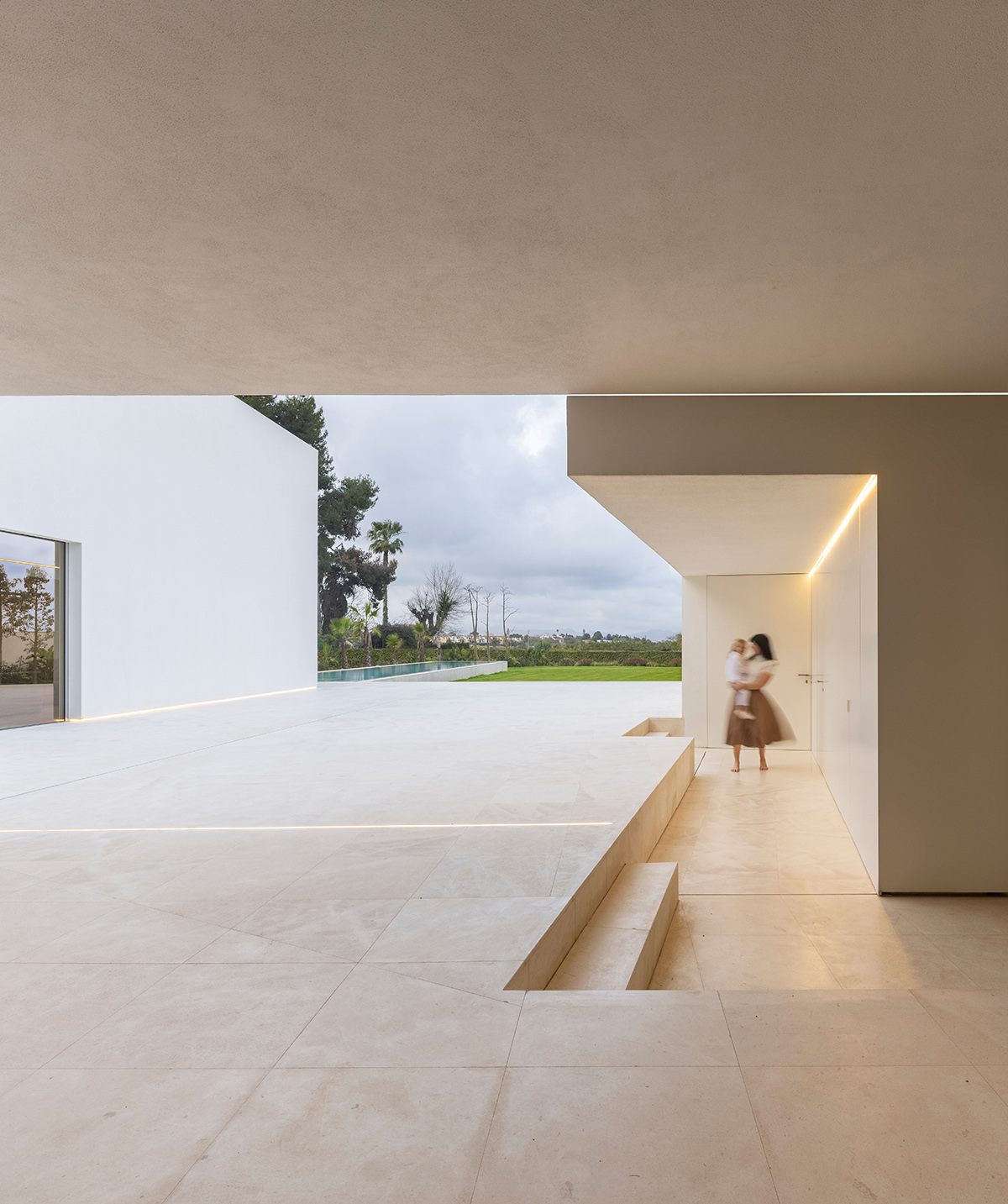 the-empty-house-by-fran-silvestre-arquitectos