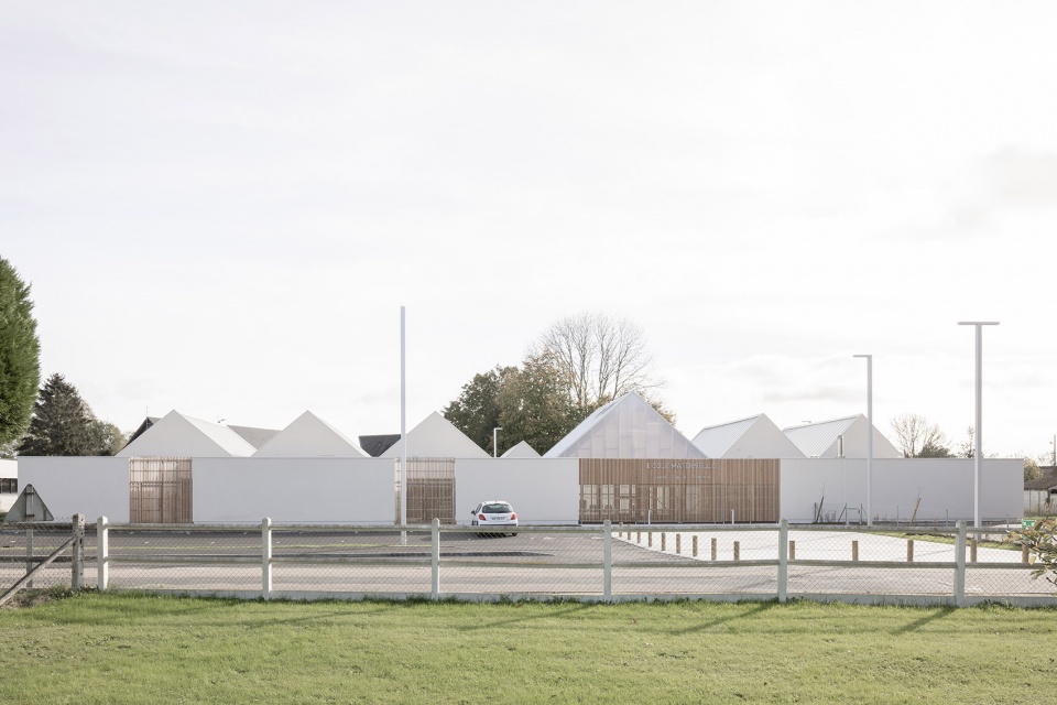 Construction of a three classes kindergarten in Saint Ouen Du Tilleul by ACAU Architectes