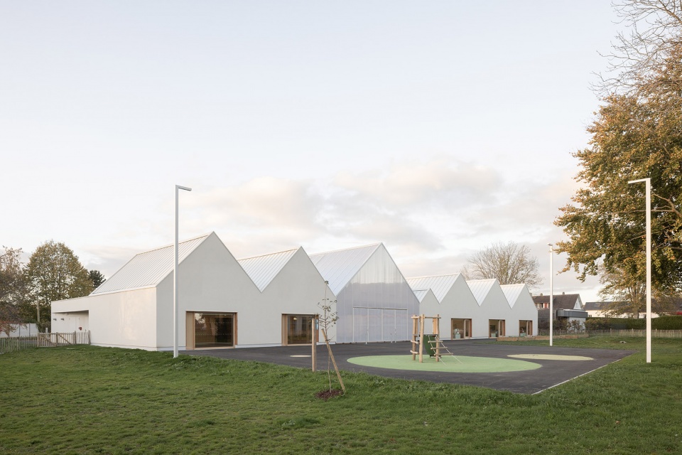 Construction of a three classes kindergarten in Saint Ouen Du Tilleul by ACAU Architectes
