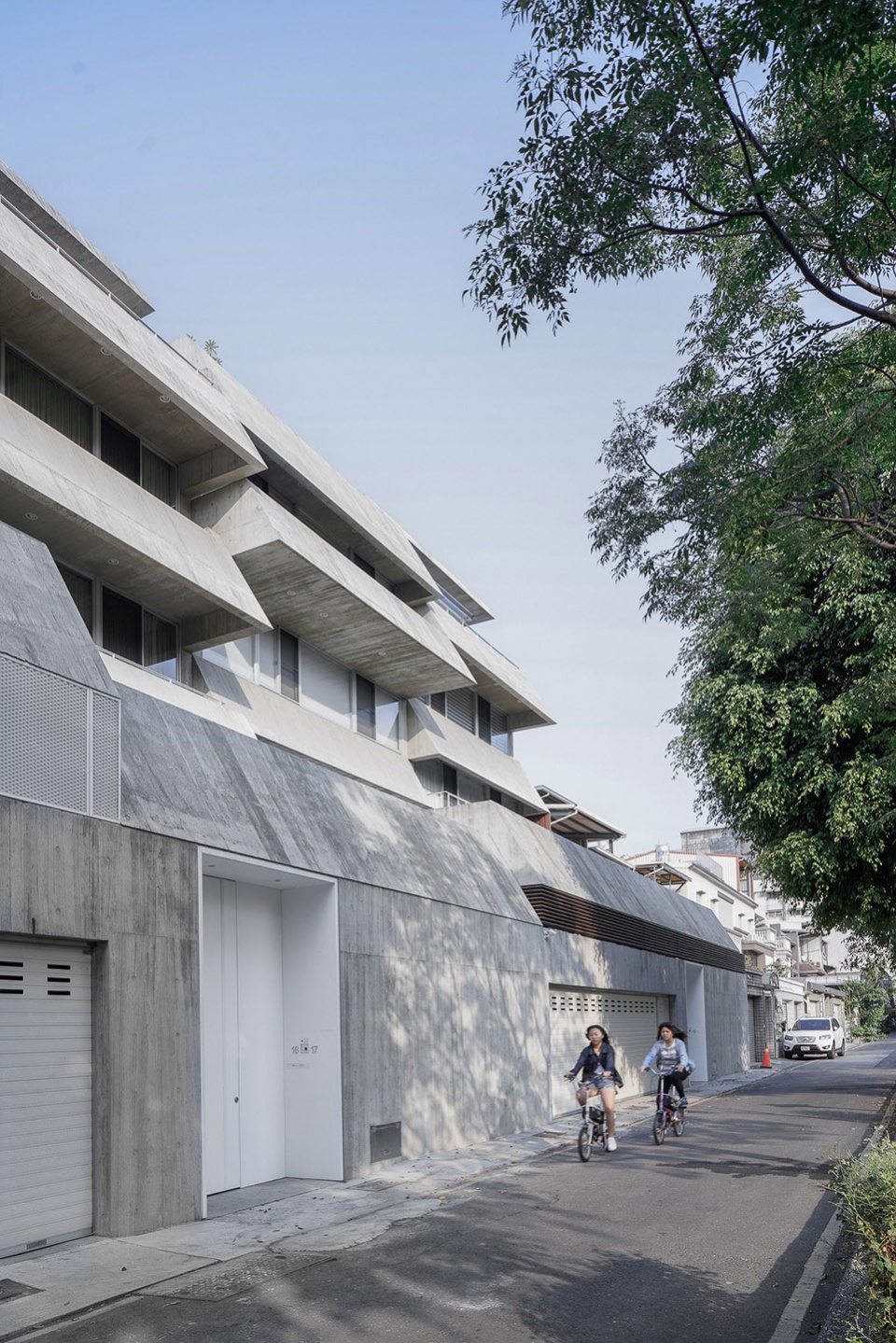 house of roofs by behet bondzio lin architekten
