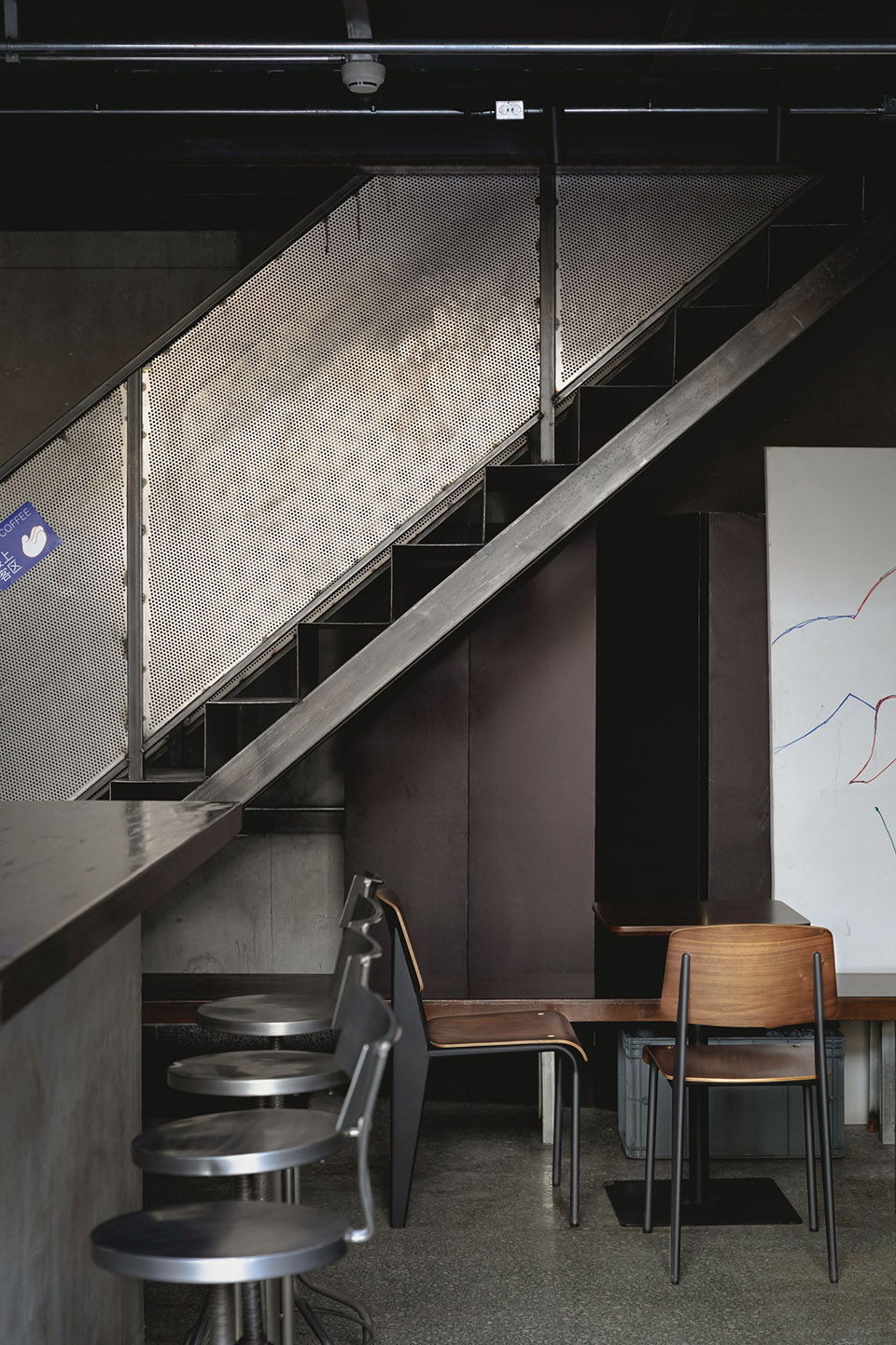 Coffee bar embedded in the hair salon by DAGA Architects - 谷德设计网