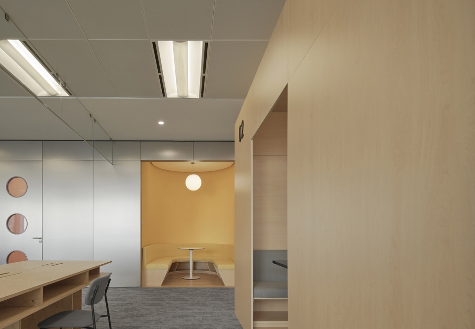 Tezign west bund star center headquarter interior design by XFRAME 