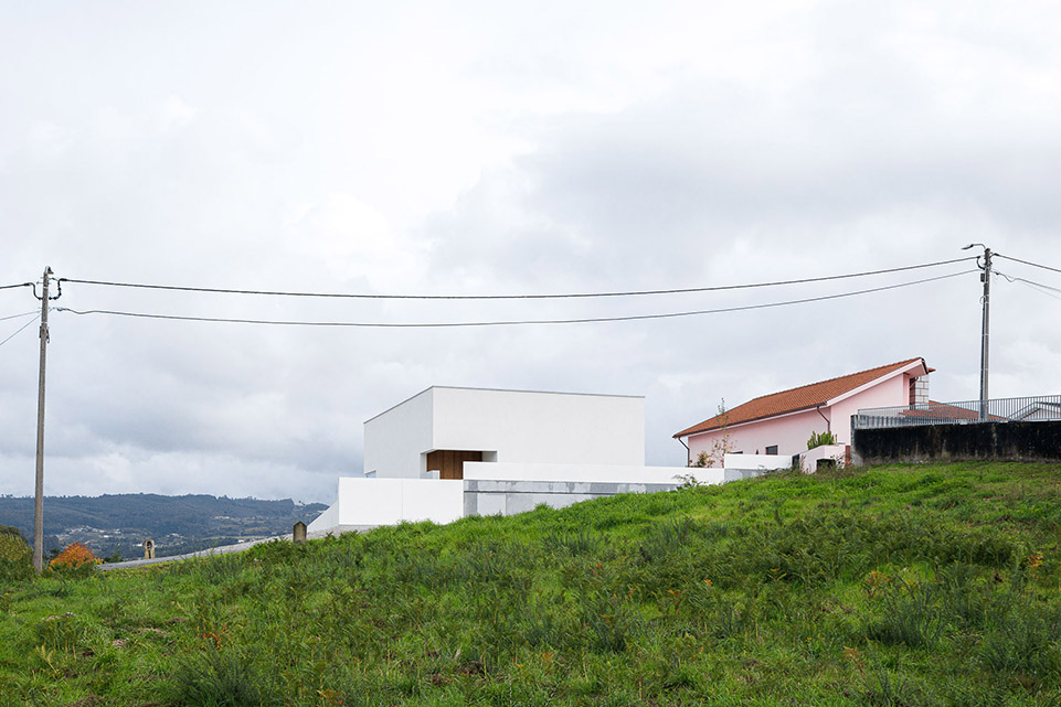 House in Santa Marinha by Helder da Rocha Arquitectos - 谷德设计网