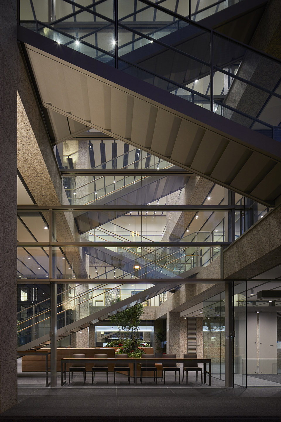 Awa Bank Head Office Sales Department Building by Nikken Sekkei Ltd 谷德设计网
