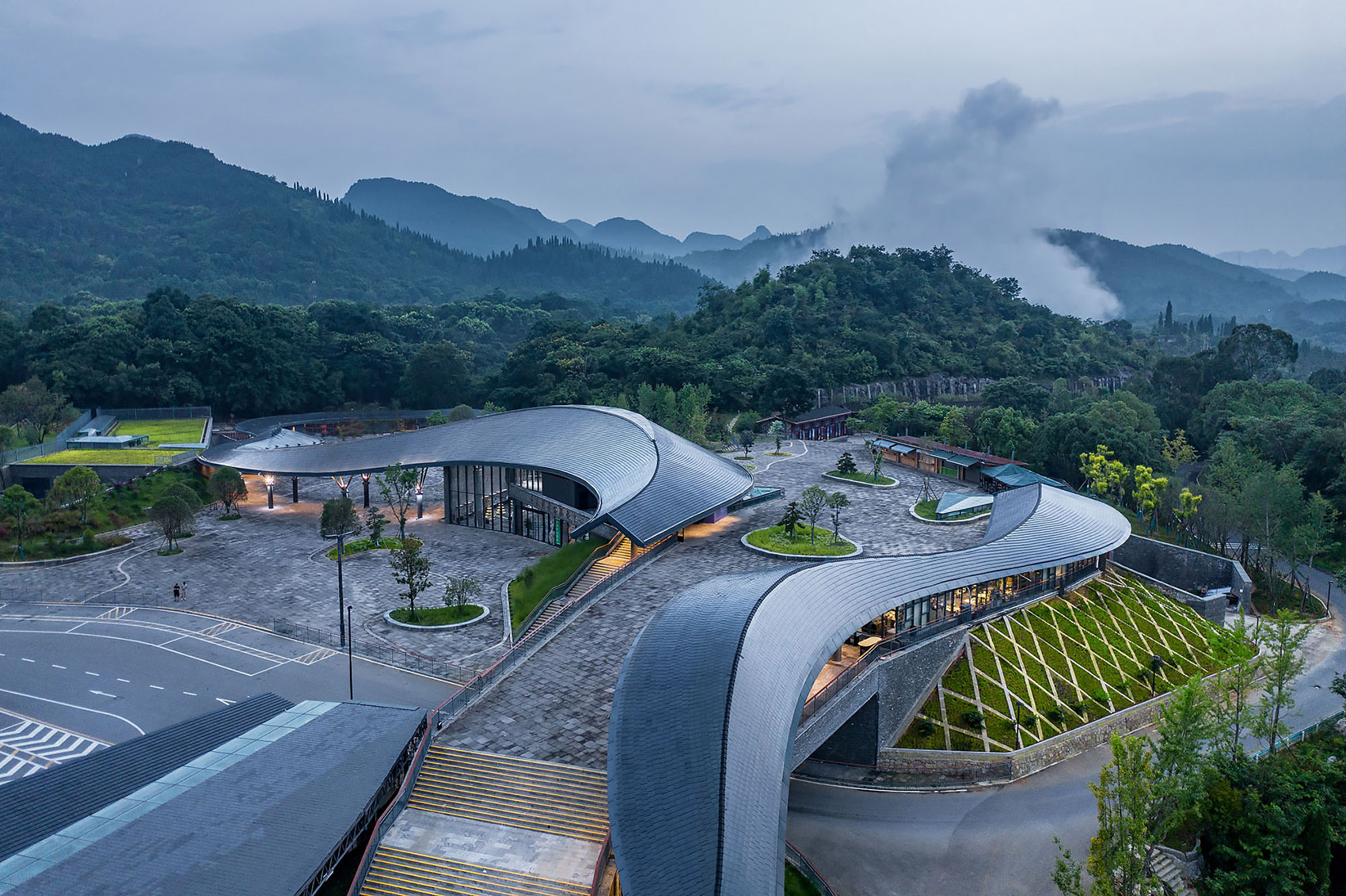 Tourist Center of Huangguoshu Scenic Area by CAUPD + AEPA&TSC - 谷德设计网