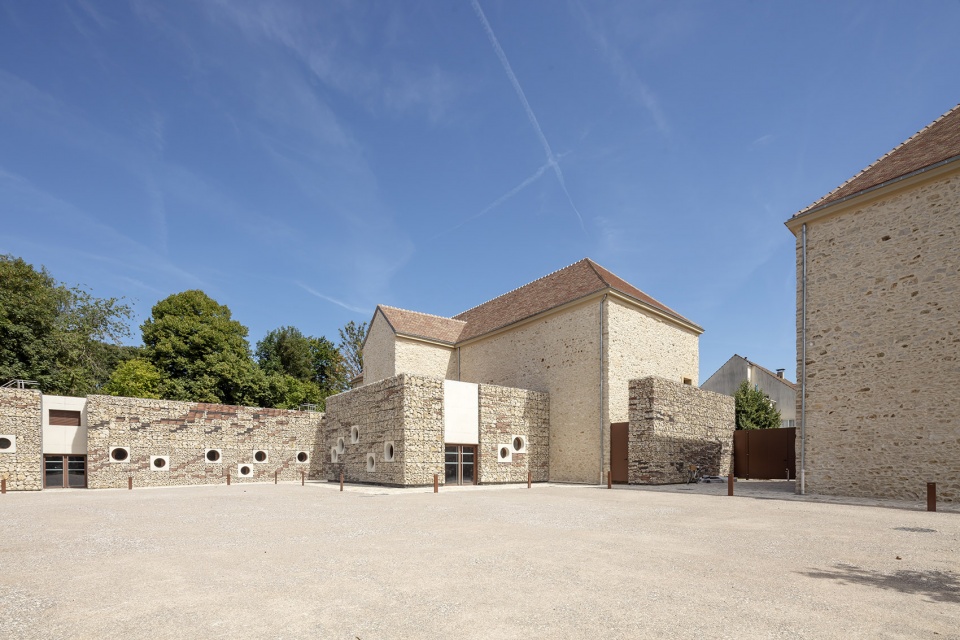 Chessy cultural centre by Opus 5 architectes