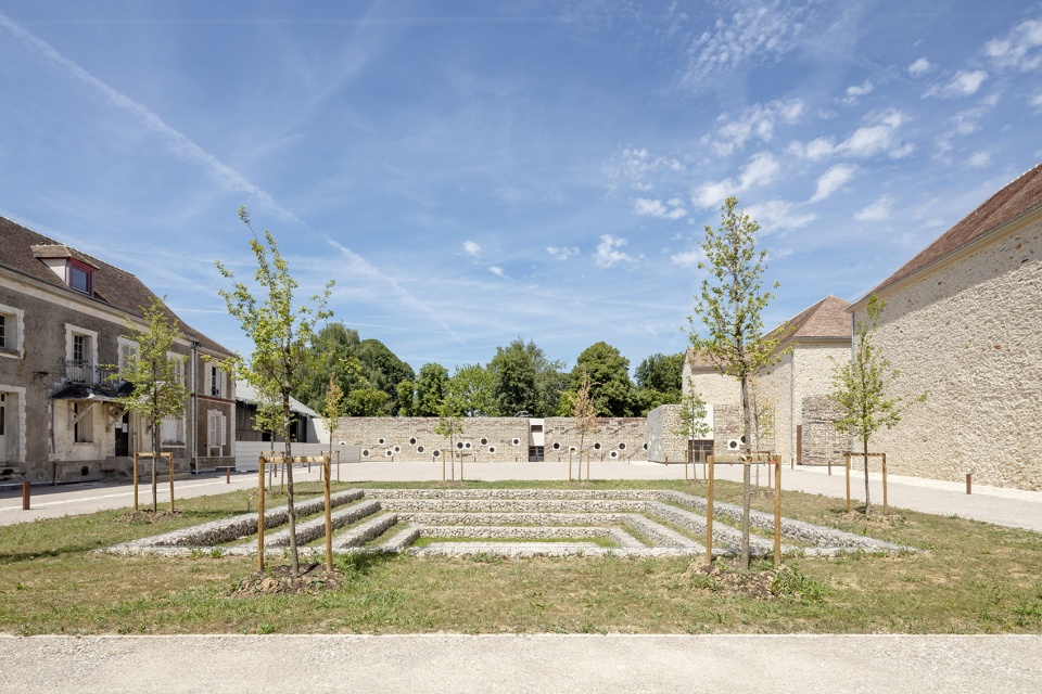 Chessy cultural centre by Opus 5 architectes