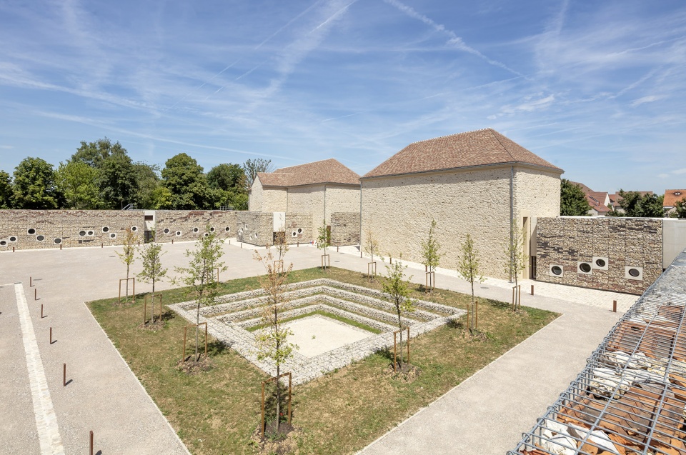 Chessy cultural centre by Opus 5 architectes