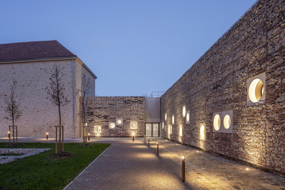 Chessy cultural centre by Opus 5 architectes