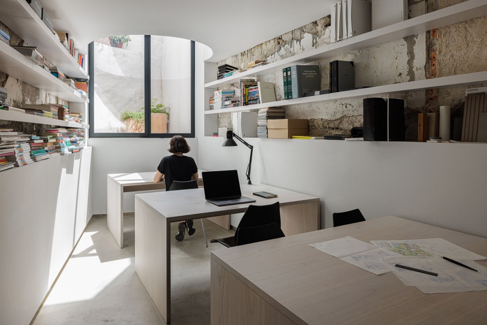 Casa Vertical by Ivo Tavares Studio