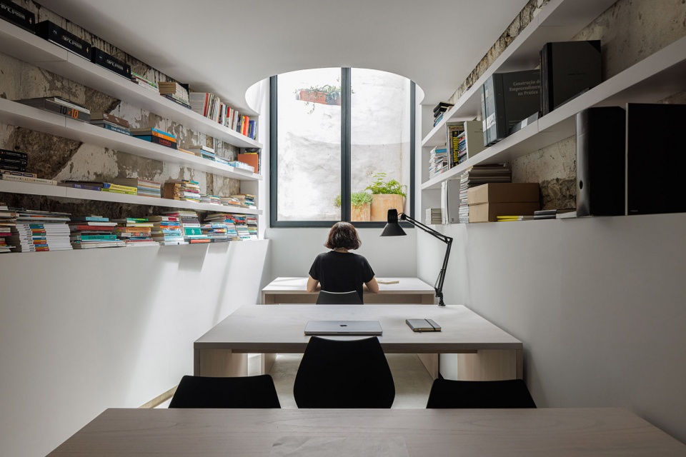 Casa Vertical by Ivo Tavares Studio