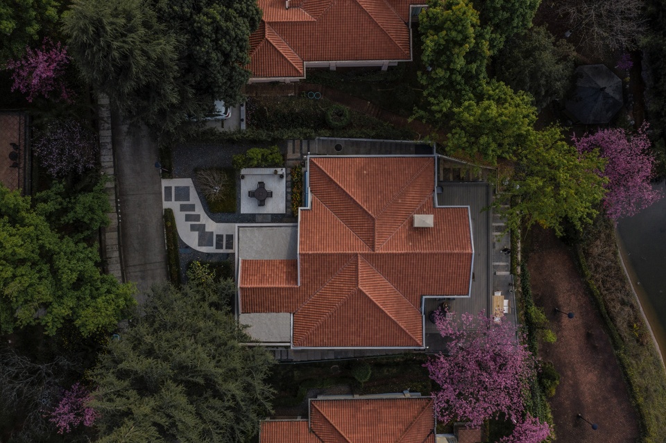 House Rooted in the Soil China by KiKi ARCHi