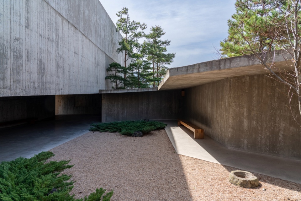 Sayuwon park pavilions by Alvaro Siza Photography by William Mulvihill