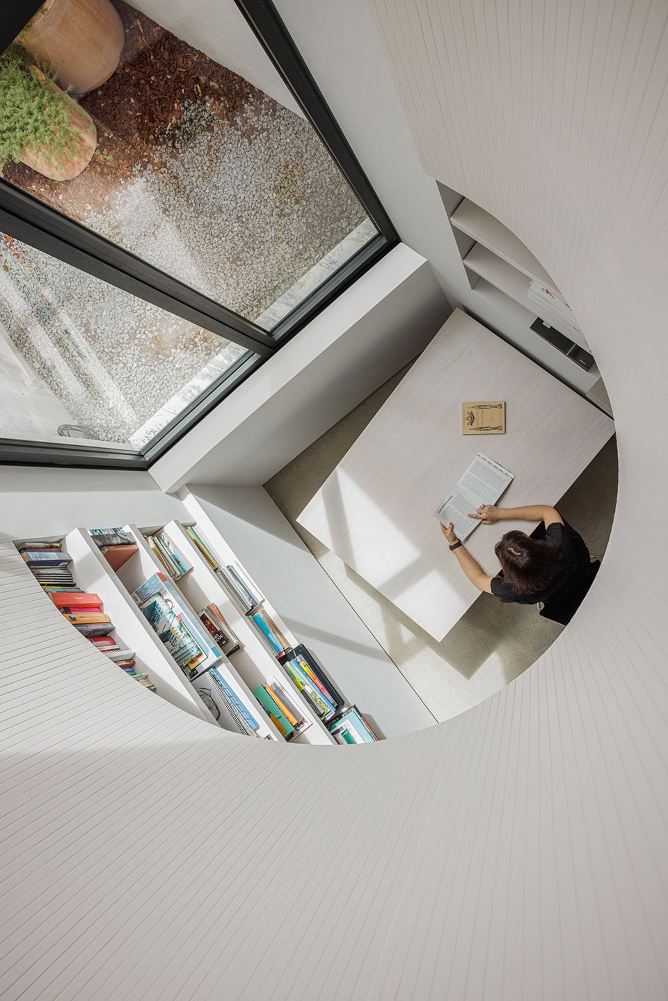 Casa Vertical by Ivo Tavares Studio
