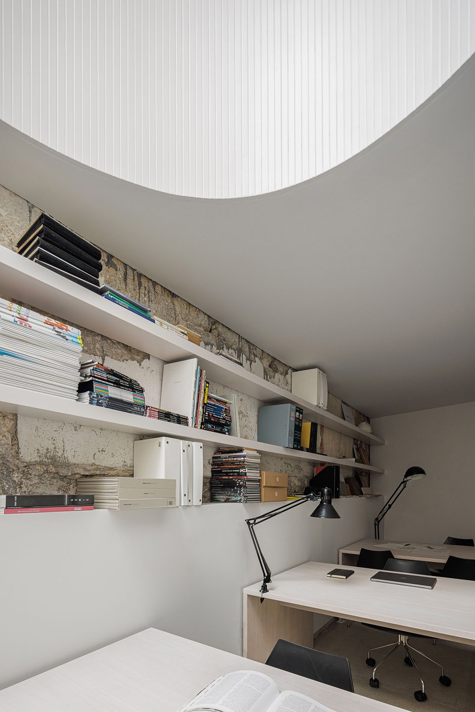 Casa Vertical by Ivo Tavares Studio
