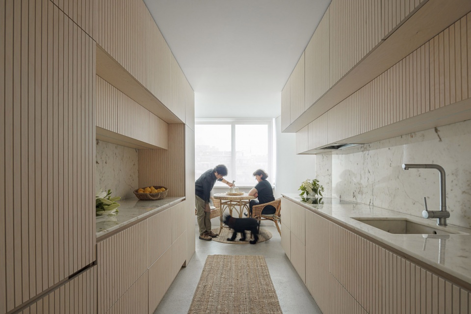 Casa Vertical by Ivo Tavares Studio
