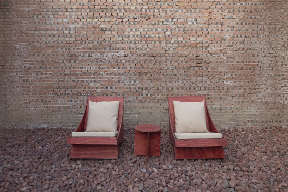保留的原始红砖墙和为项目设计的躺椅,Preserved original red brick wall and custom designed lounge chairs