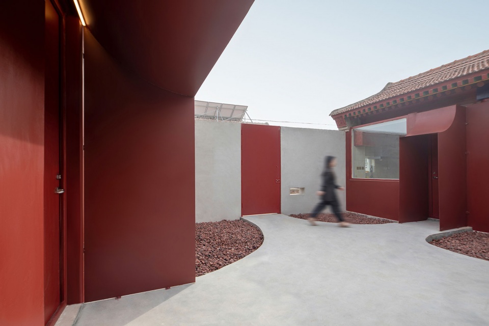 屋檐下看向大门,View from under the eaves towards the entrance gate