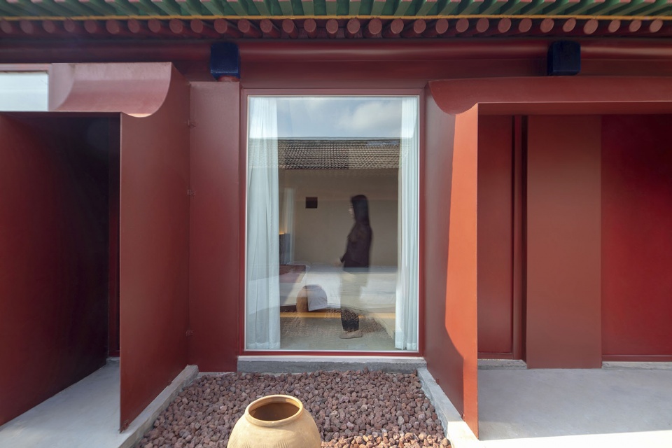 彩绘屋檐下建筑的延续,Continuation of the architectural design under the painted eaves