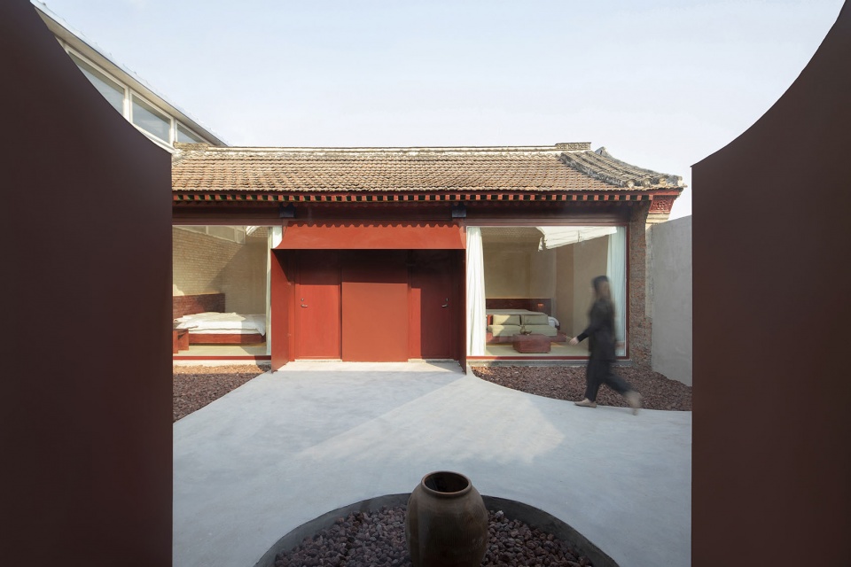 阳光下的红色入口,Red entrance in the sunlight