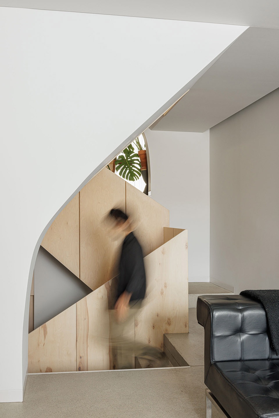 Casa Vertical by Ivo Tavares Studio