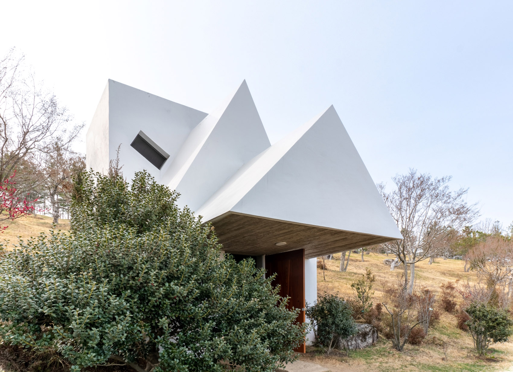 Sayuwon park pavilions by Alvaro Siza, Photography by William Mulvihill