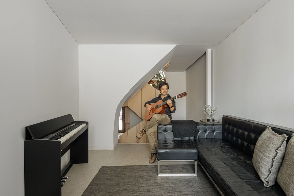 Casa Vertical by Ivo Tavares Studio
