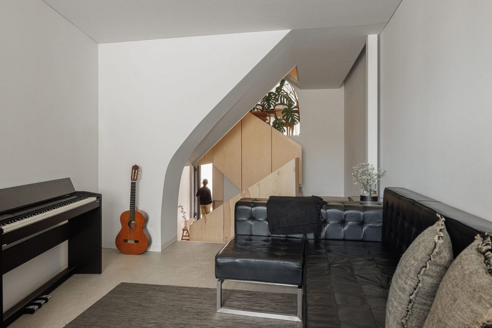 Casa Vertical by Ivo Tavares Studio