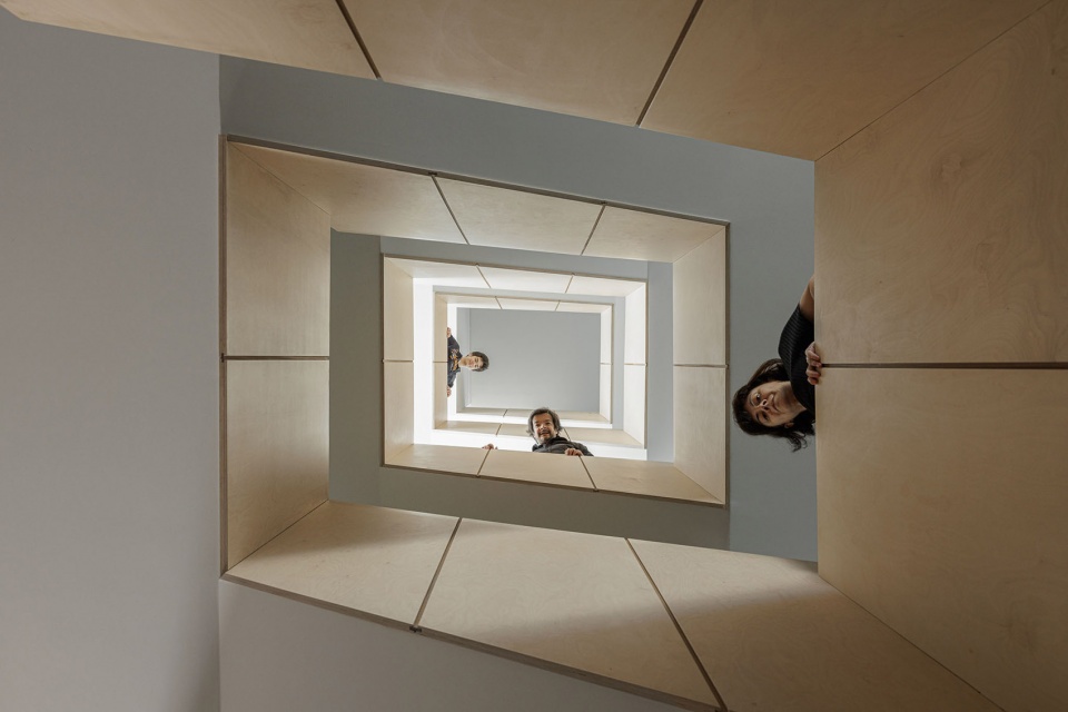 Casa Vertical by Ivo Tavares Studio