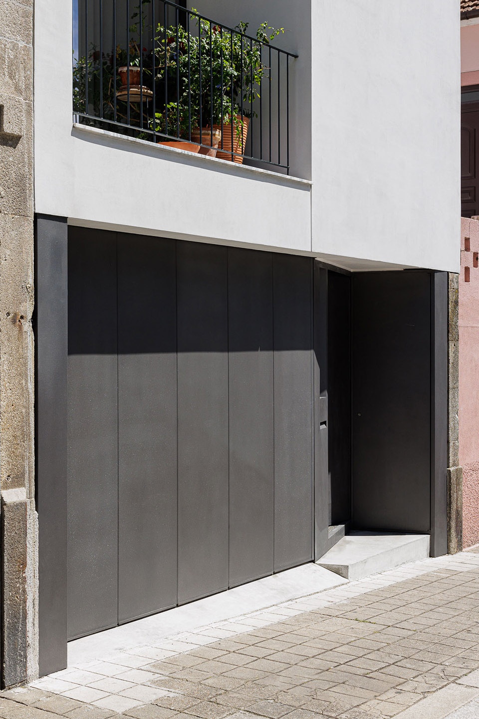 Casa Vertical by Ivo Tavares Studio