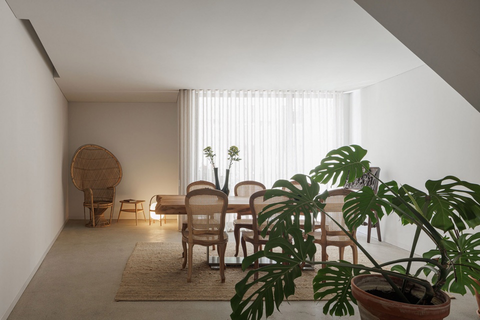 Casa Vertical by Ivo Tavares Studio