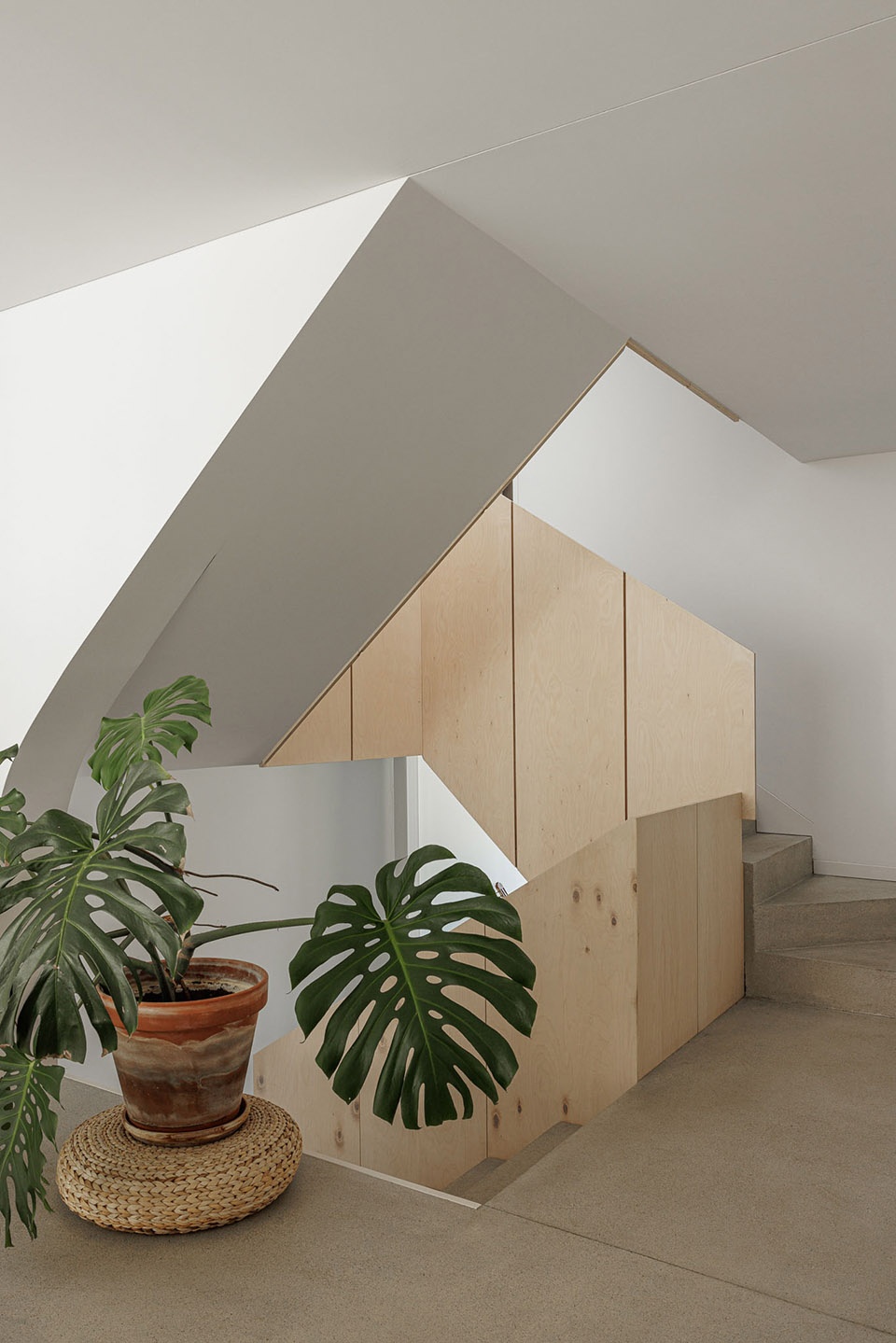 Casa Vertical by Ivo Tavares Studio