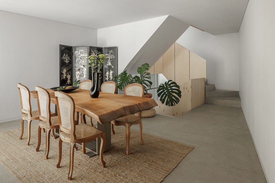 Casa Vertical by Ivo Tavares Studio